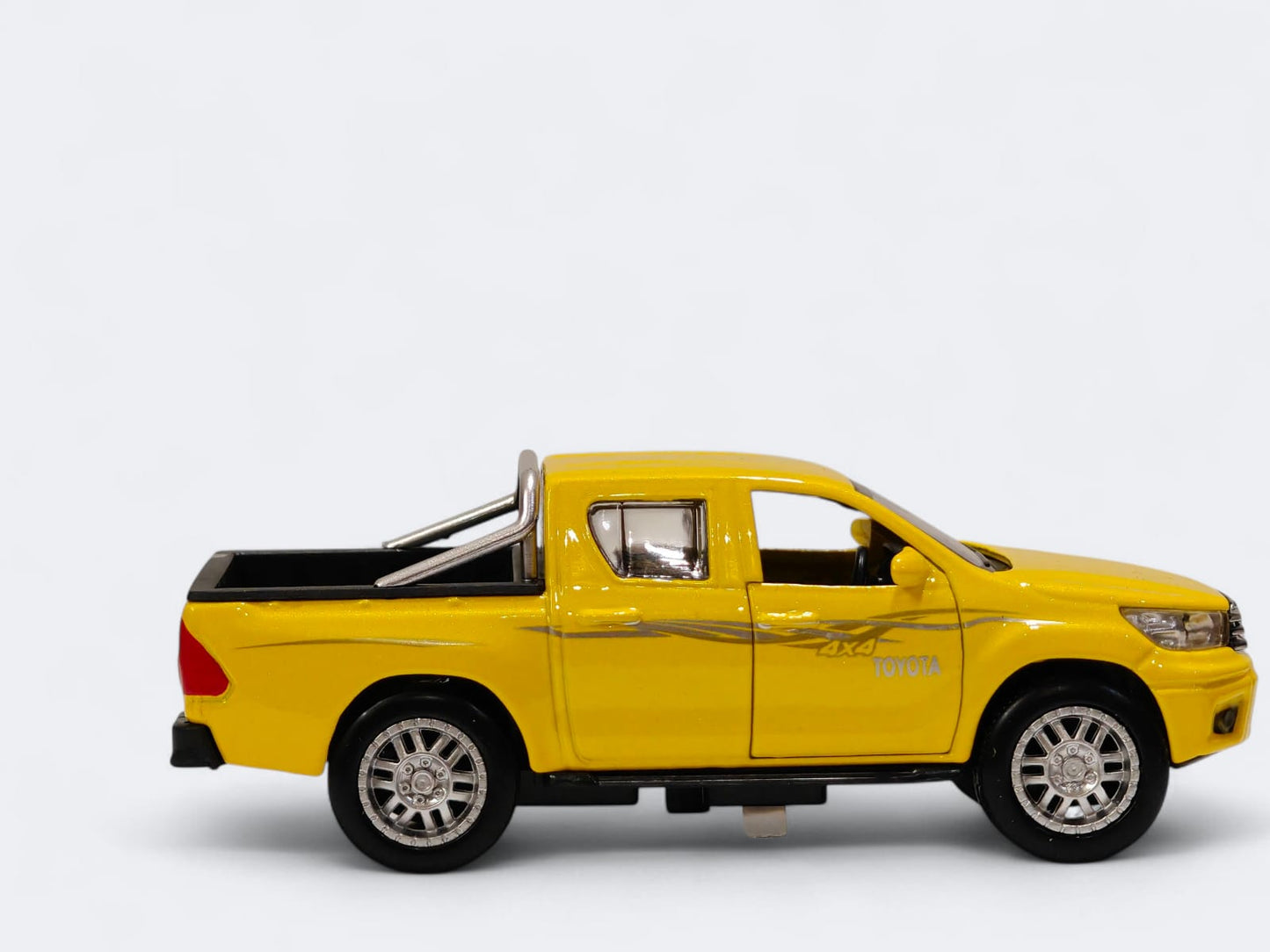 Toyota Hilux Diecast Model Scale 1:32 - Pull Back Series